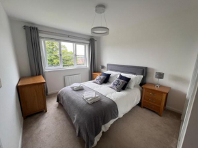 Modern 2 Bedroom Flat in Quiet Village w/ Ensuite
